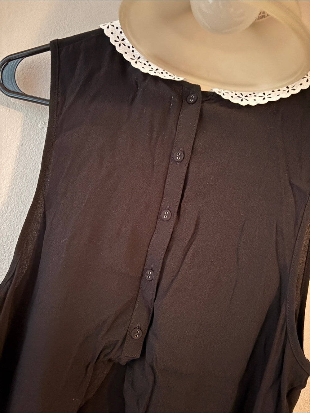 Urban Outfitters Black Sleeveless Blouse with White Eyelet Peter Pan Collar - Picture 4 of 7